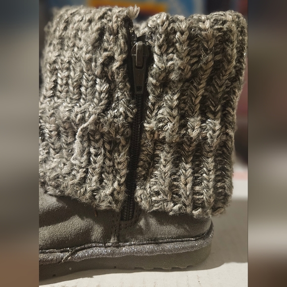 Knitted/Fake Suade Toddler boots. NWOT size 9 - Picture 2 of 4